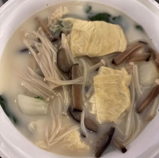 81. Baby Green with Bean Curd Sheet in Fish Broth 鱼汤腐皮浸菜苗